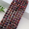 Vue macro détaillée de perles rondes en jaspe impérial colorées pour la création de bijoux - Pierre d'Empereur Rouge Purpurin
