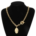 Goldene Hamsa-Hand-Halskette mit Gliederkette und Knebelverschluss am Modell - Goldfarbene Hamsa-Halskette (KN202634-Z)