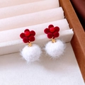 Dettaglio macro di orecchini a fiore floccato rosso con pompon bianco e accenti dorati - Fiore Floccato Rosso Pompon Bianco / Rosso-Bianco