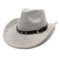 Détail d'un chapeau de cowboy en daim gris avec ruban en cuir clouté et boucle dorée - M (56-58cm) / Gris clair