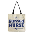 Gros plan de l'imprimé Blessed NURSE sur un sac cabas en toile beige avec anses noires - Style d'impression de lettres Blessed Nurse (hm6953)