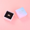 Goldener Perlenring mit Vintage-Gravur in einer rosa Verlaufs-Schmuckschatulle - Ringbox / Nr. 1: 5.1*5.1*3.3cm