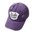 Detail van paarse gewassen baseballpet met bride tribe borduursel en distressed rand - Verstelbaar / Paars