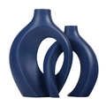 Set di due vasi in ceramica blu navy opaca con moderno design astratto traforato - Stile Snuggling / Blu