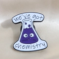 Alfiler creativo de esmalte matraz de química con líquido violeta y texto para ropa - We've got chemistry (Letra 4)
