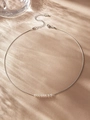 Élégant collier géométrique argenté avec de petites perles blanches sur fond texturé - Style Perle Argentée Géométrique