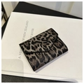 Mini pochette léopard sur un livre vintage, accessoire de mode tendance pour femme 2024 - Noir