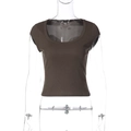 Dettaglio del crop top marrone in maglia a coste con maniche corte e vestibilità slim - S / Marrone