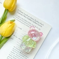Makro-Detail des süßen Bären-Handyhalters mit glitzernden Pailletten und klarem Harz - Regenbogen Pailletten - Rosa Farbverlauf
