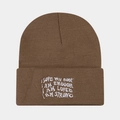 Detalle de bordado de frases positivas en el dobladillo de un gorro de punto marrón - Caqui