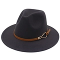 Détail d'un élégant chapeau fedora en feutre gris avec boucle de ceinture dorée - Gris foncé
