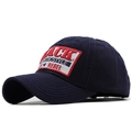 Dettaglio del ricamo su un cappellino da baseball in cotone blu navy con scritte - Regolabile / Blu navy