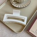 Pinza para el pelo rectangular blanco crema mate de 10,5 cm para coleta en mesa café - Crema mate