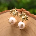 Bienen-Ohrringe aus Gold mit natürlichen Süßwasserperlen und kleinen Blumenakzenten - Bienen-Naturperlen-Ohrstecker