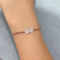 Détail du bracelet nœud cœur avec zircons roses et clairs sur une chaîne argentée - Nœud - Argent