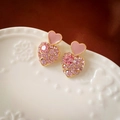 Détail macro de boucles d'oreilles cœur en émail rose plaqué or avec strass brillants - Coeur en Strass Rose (Tige en Argent)