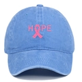 Detail der rosa HOPE-Stickerei und Schleife auf der blauen gewaschenen Baumwollkappe - Einheitsgröße / Hellblau