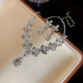 Makroaufnahme von funkelndem silbernem Schmuckset mit Kristallen in Luxusbox - 60# Halskette-Silber (2-teiliges Set)