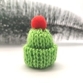 Mini grüne Strickmütze für Puppen mit rotem Bommel für festliche Bastelarbeiten - Weißer Pompon / Hellgrün (Klein)