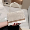 Elegante beige Satin-Abendtasche mit plissierter Textur und edlem Perlengriff - Aprikose