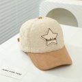 Detailopname van warme sherpa baseballpet met sterborduring en corduroy klep - Aanbevolen 8-15 Jaar (54-56cm) / Beige
