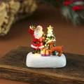 Details van een lichtgevend kersttafereel met Kerstman, rendier en LED-boom op hout - Kerstman & Rendier
