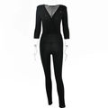 Detailopname van zwarte jumpsuit met diepe V-hals en glanzende stof op een transparante pop - S / Zwart