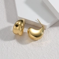 Pendientes de aro anchos en forma de C dorados con acabado de espejo en soporte blanco - Dorado