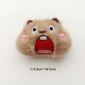 Détail de la broche peluche Loopy avec joues roses et broderie, taille 4,5cm par 6cm - Style DIY (Ouverture au dos) / Marmotte Criant