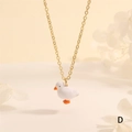 Primer plano del collar dorado con un lindo colgante de pato blanco y naranja y flores secas - Forma de Pato Pequeño (NE2285-D)