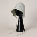 Détail d'un béguin pour bébé à carreaux vert clair avec bord à volants et liens à nouer - M(56-58cm) / Vert