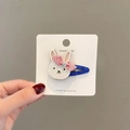 Beigefarbener Hase mit Fliege