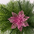 Fiore di Natale rosa glitterato traforato su sfondo di pino per addobbo natalizio - Rosa