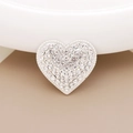 Dettaglio macro di ciondolo a cuore con strass per decorazioni fai-da-te di scarpe e telefoni - Cuore di Strass (Base Argento Bianco)