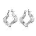 Pendientes de aro modernos en forma de abanico con acabado ondulado plateado brillante - Color Acero