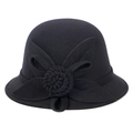Detalle de un sombrero cloché de fieltro de lana negro con elegante flor de tela decorativa - M (56-58cm) / Negro