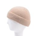 Dettaglio del berretto in maglia beige su manichino che mostra la trama a coste e l'orlo - Taglia unica / Bianco Sporco