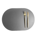 Sottopiatto ovale in pelle PU grigia con trama sintetica e posate dorate eleganti - Grigio scuro + Bianco crema