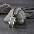 Collier en fibre de carbone style italien avec pendentif en acier sur fond d'ardoise - Pendentif Noir Unique