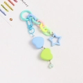 Detalle de colgantes de corazón y estrella macaron con cadena acrílica de colores - Azul y Verde