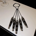 Detailansicht gotisches schwarzes Finger-Rüstungsarmband mit hohlem Blumen-Design - Schwarz - Rund