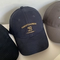 Gros plan sur la casquette en coton bleu marine avec broderie B dorée et texte de bonheur - M (56-58cm) / Bleu marine