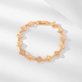 Detail eines vergoldeten Kleeblatt-Armbands mit funkelnden Zirkonia-Steinen für Damen - Kleeblatt-Mikro-Eingelegter-Stil (SL045)