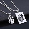 Conjunto de collar con colgante de corazón anatómico y placa grabada plateada - Set de 2 piezas / Plateado