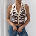 Top a lupetto in maglia a zigzag marrone e crema con bottoni e scollo a V profondo - Righe Marroni