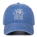 Détail de la broderie blanche sur une casquette en denim délavé bleu 70e anniversaire - 70ème anniversaire / Rose bonbon