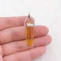 Handvasthoudende zeshoekige gele kristallen hanger met zilveren sluiting in amber - Transparant Geel