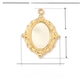 Detailansicht ovaler Anhänger aus goldfarbenem Edelstahl mit weißer Muschel 19x15mm - VG076/Gold Oval Muschel
