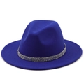 Détail d'un chapeau fedora en laine bleu roi avec bandeau scintillant de strass - Bleu royal