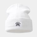 Dettaglio di un berretto in maglia bianca con toppa Brooklyn e trama a coste sottili - Taglia unica / Bianco